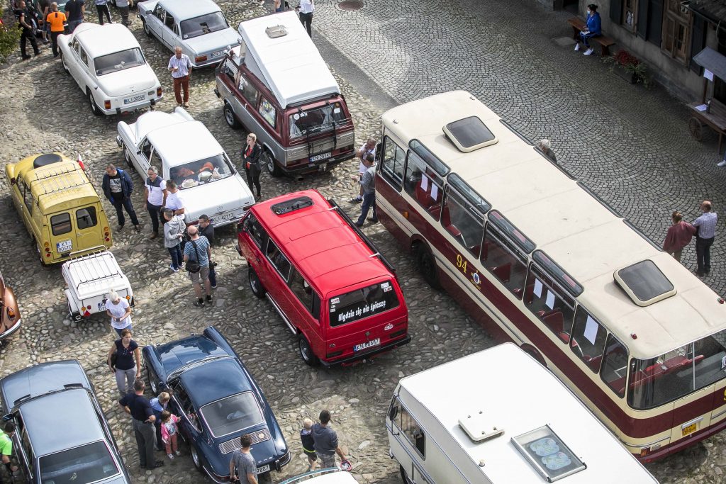 Na płycie rynku Miasteczka Galicyjskiego stoją w trzech rzędach zabytkowe pojazdy. Zdjęcie jest wykonane z perspektywy lotu ptaka. Podczas Dwunastego Zlotu Zabytkowych Pojazdów.