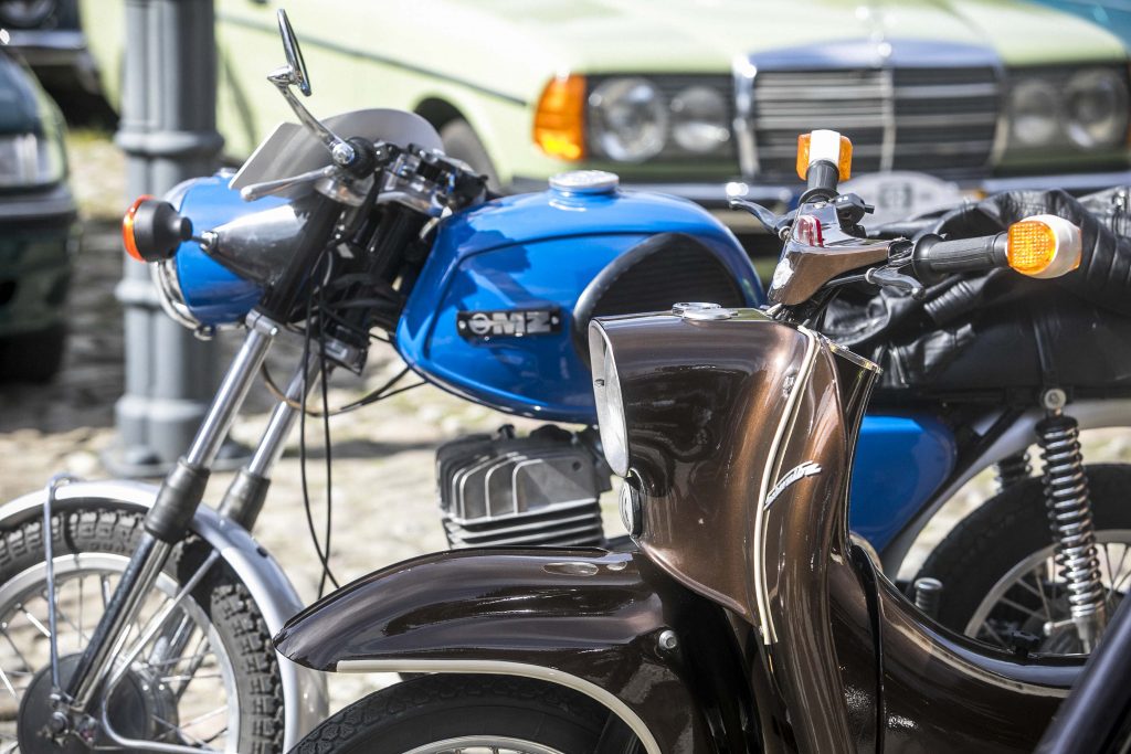 Stoją dwa zabytkowe motory. Fotograf uchwycił tylko ich fragmenty. Trwa Dwunasty Zlot Zabytkowych pojazdów.